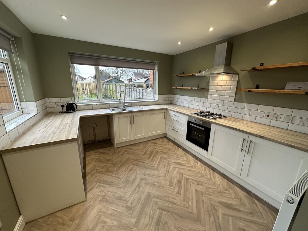 Property photo 1 of 10 Kitchen