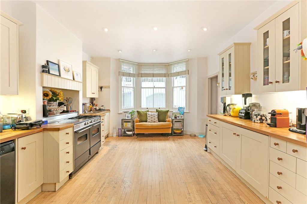 Property photo 3 of 23 Kitchen