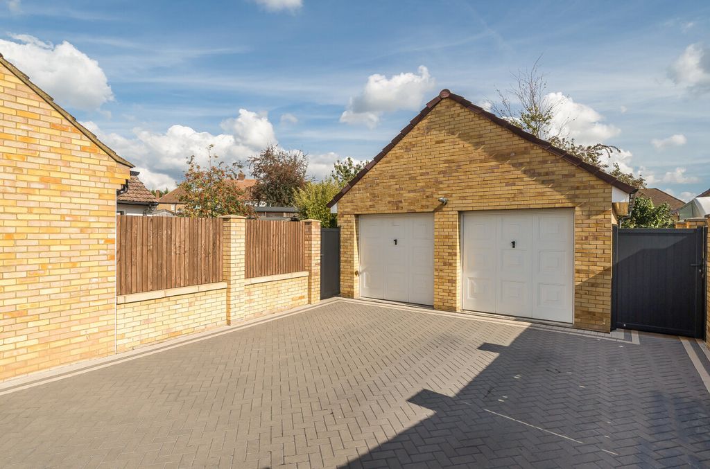 Property photo 3 of 16 1359942-19-68Da84...