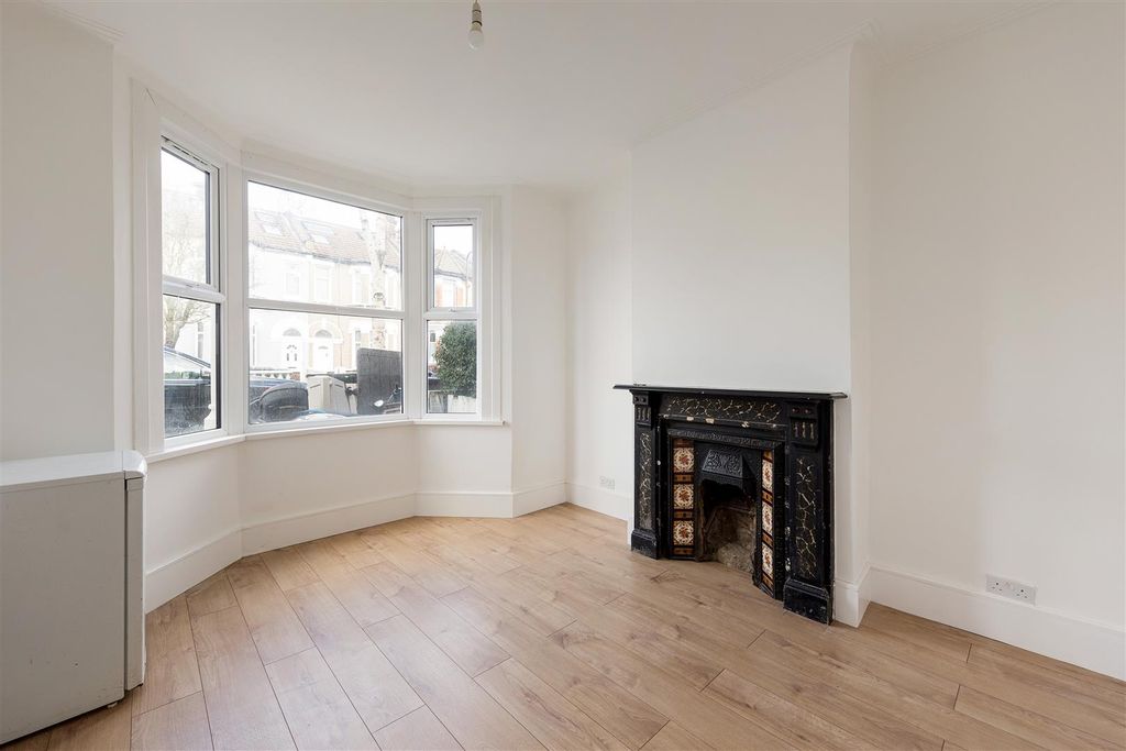 Property photo 2 of 16 Hatherley Road, E17