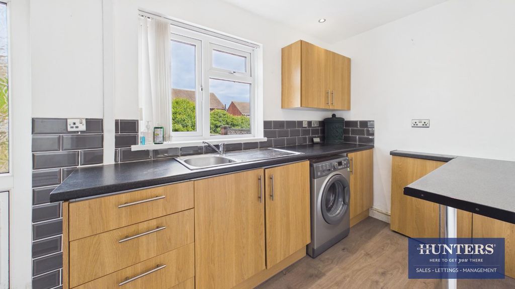 Property photo 3 of 12 Kitchen