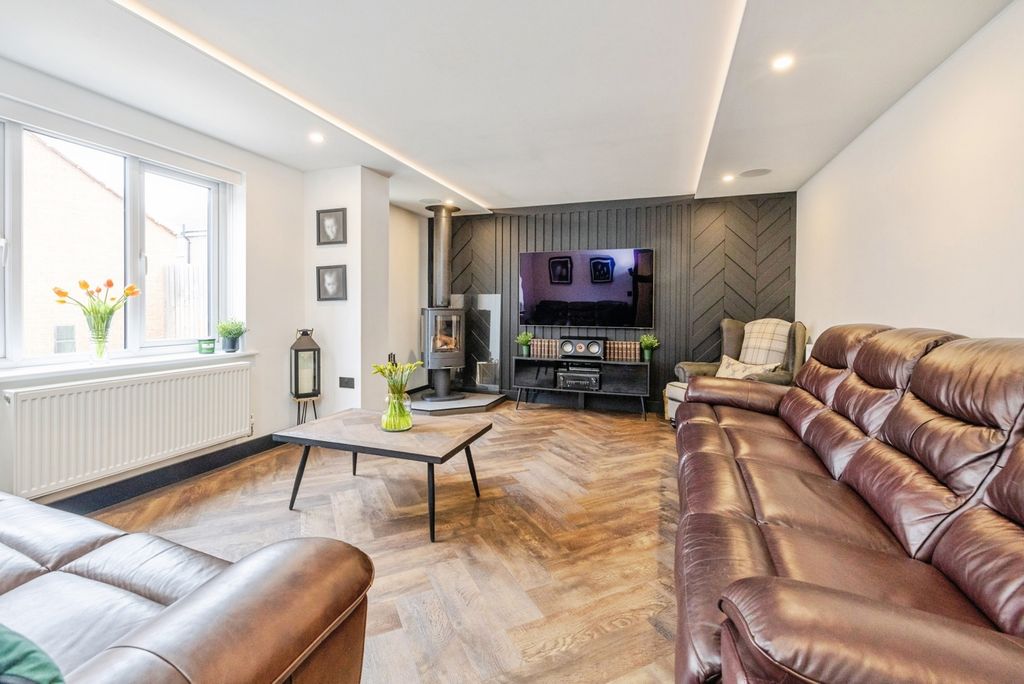 Property photo 3 of 20 Lounge