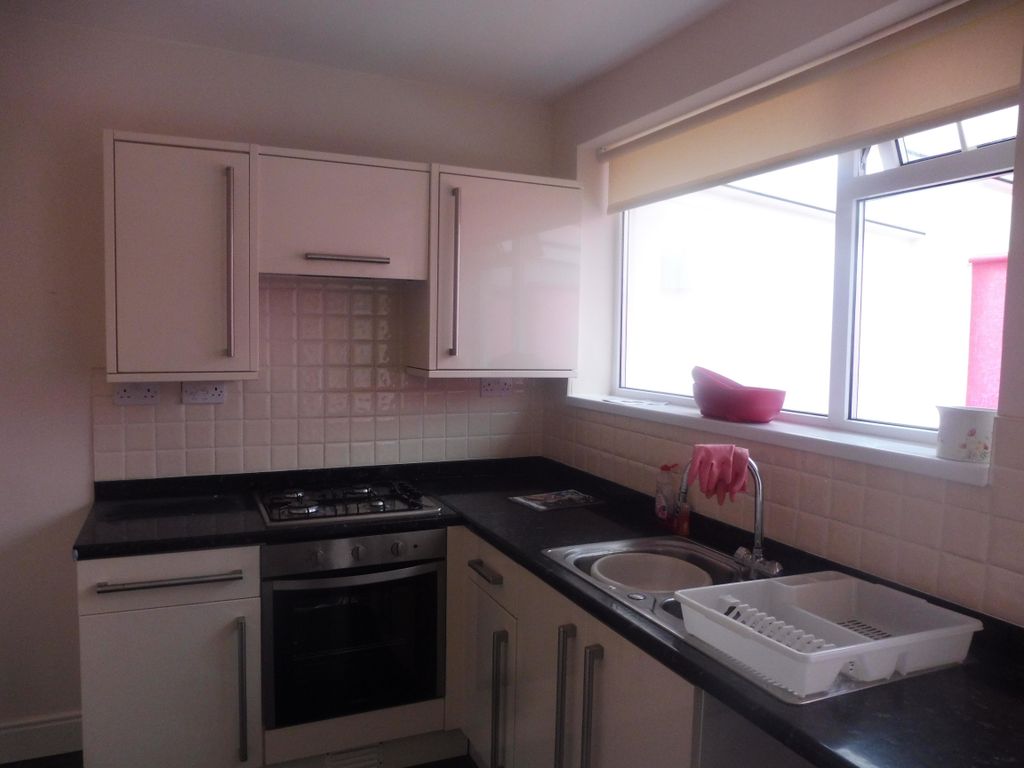 Property photo 3 of 10 Kitchen