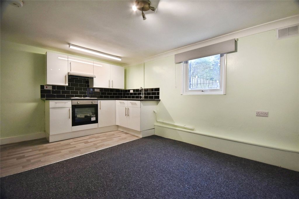 Property photo 2 of 9 Picture No. 10