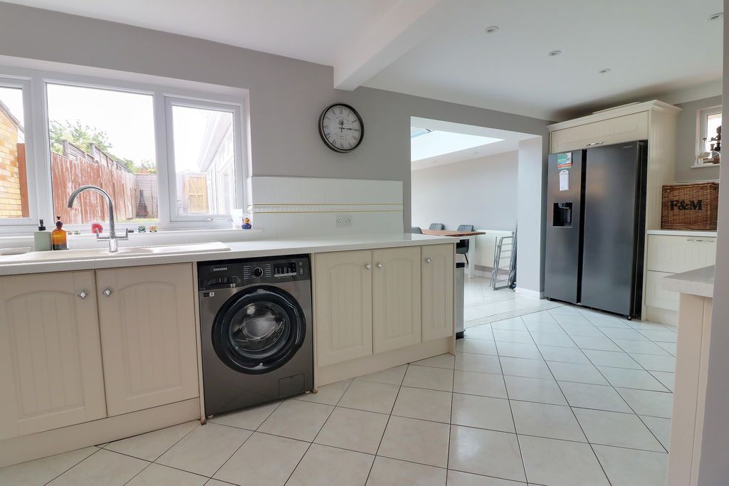 Property photo 3 of 19 Kitchen