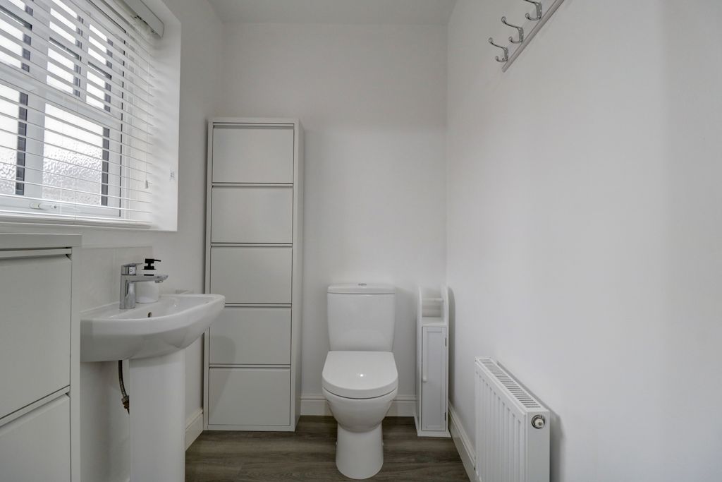 Property photo 3 of 24 Gf WC