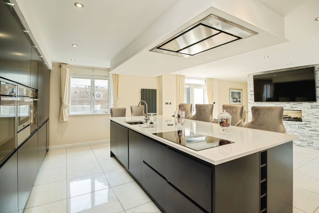 Property photo 2 of 20 Kitchen