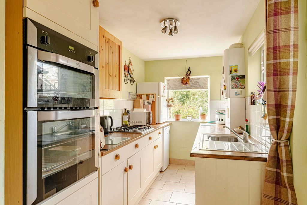 Property photo 3 of 26 Kitchen (2)