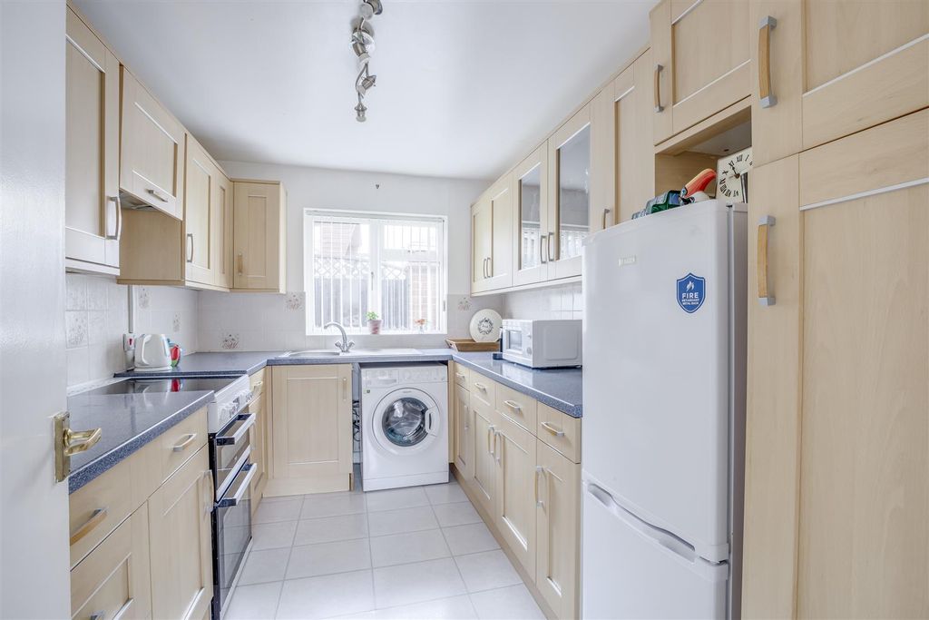 Property photo 3 of 13 6 Lorraine Close, Hp13 7Jy-2.Jpg