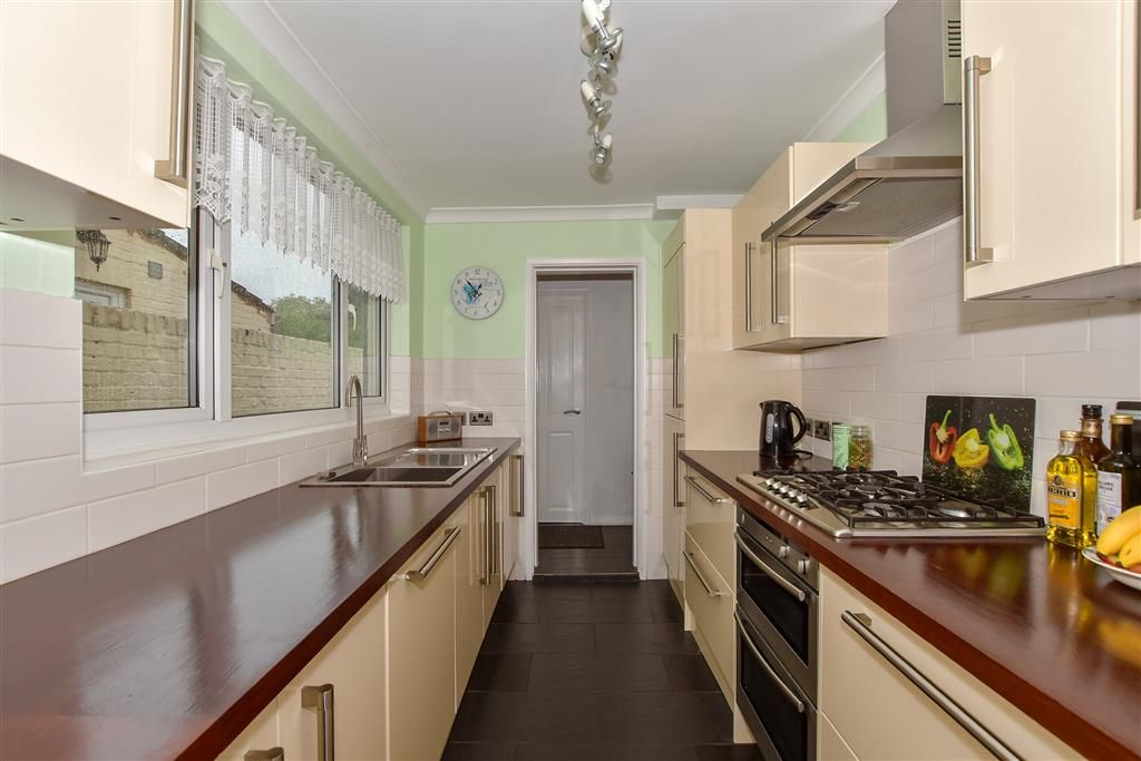Property photo 3 of 11 Kitchen