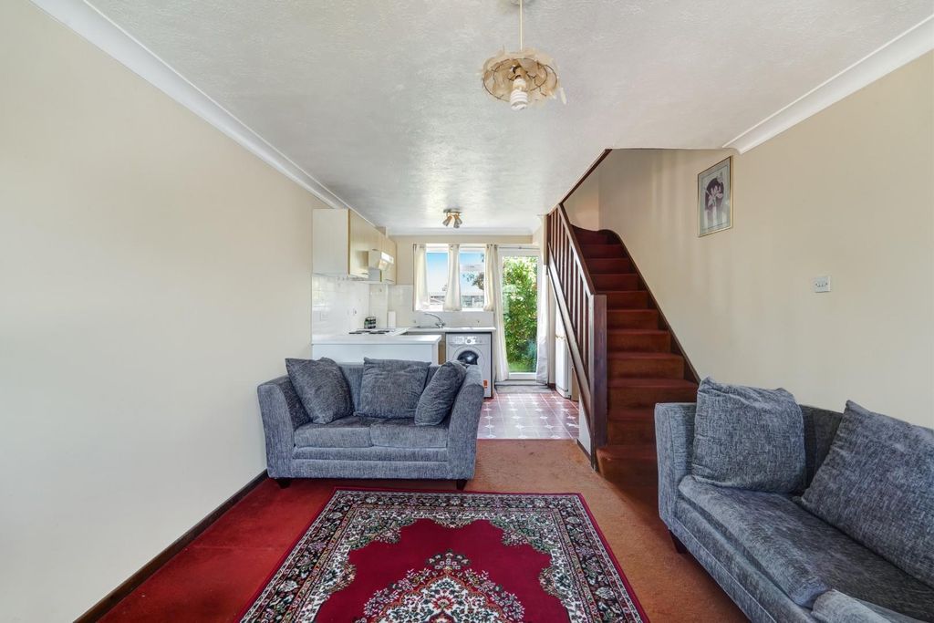 Property photo 2 of 15 Godwin Close