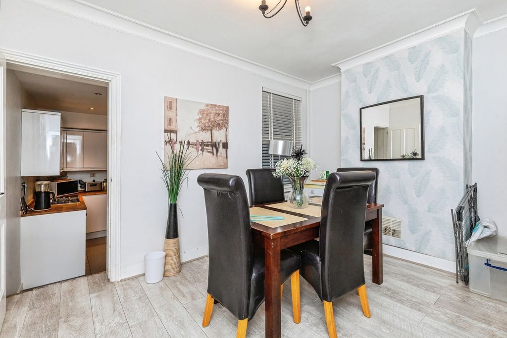 Property photo 2 of 17 Photo