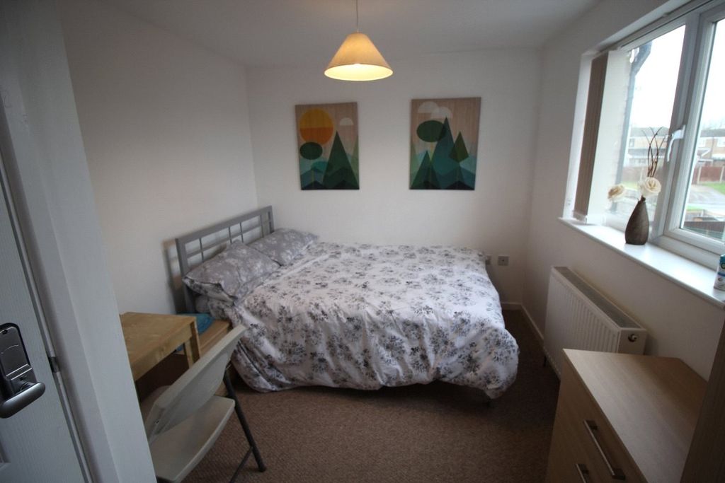 Property photo 2 of 5 Bedroom