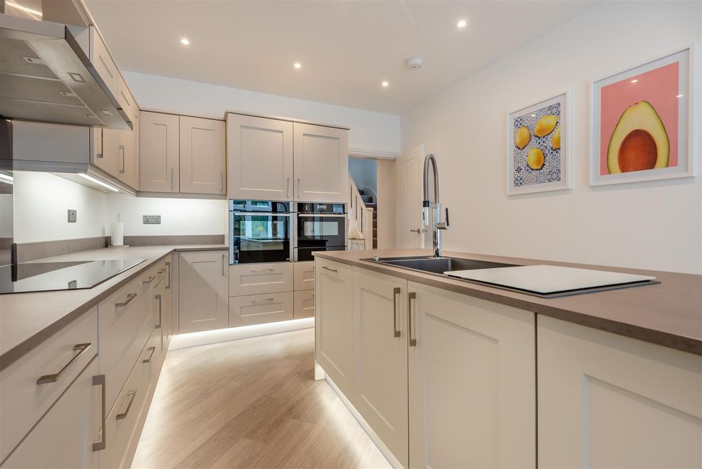 Property photo 3 of 20 8599354-Interior07.Jpg