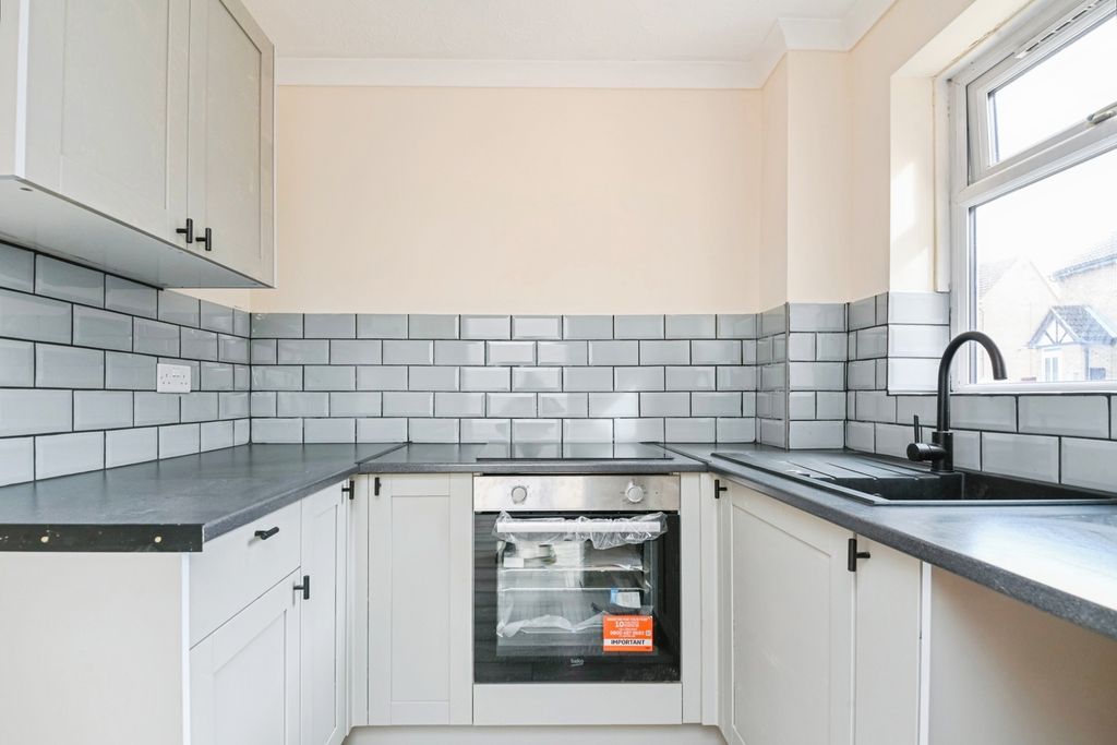 Property photo 3 of 10 Kitchen