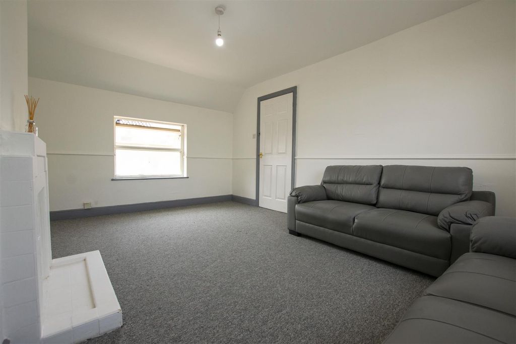 Property photo 1 of 9 Approach