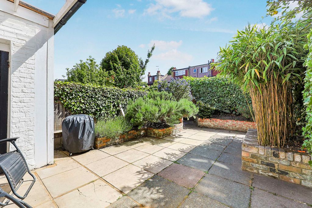 Property photo 2 of 11 Garden