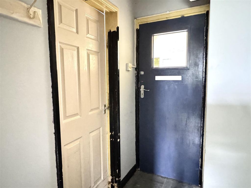 Property photo 3 of 17 Entrance Hall