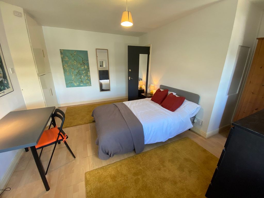 Property photo 3 of 4 A Bright And Inviting Double Bedroom Featuring A c...