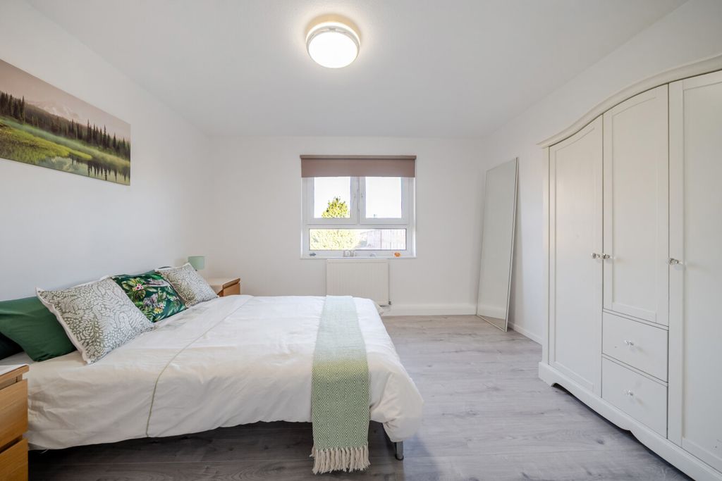 Property photo 3 of 11 1395858-16-695E40...