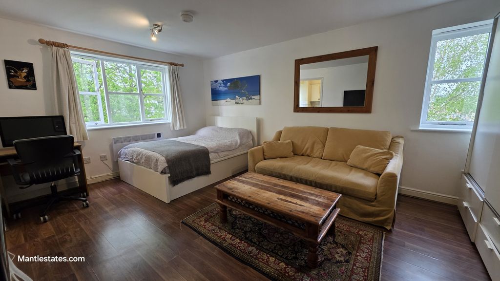 Property photo 1 of 10 Studio Flat