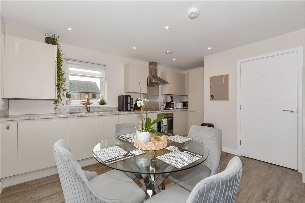 Property photo 3 of 10 Lounge/Kitchen