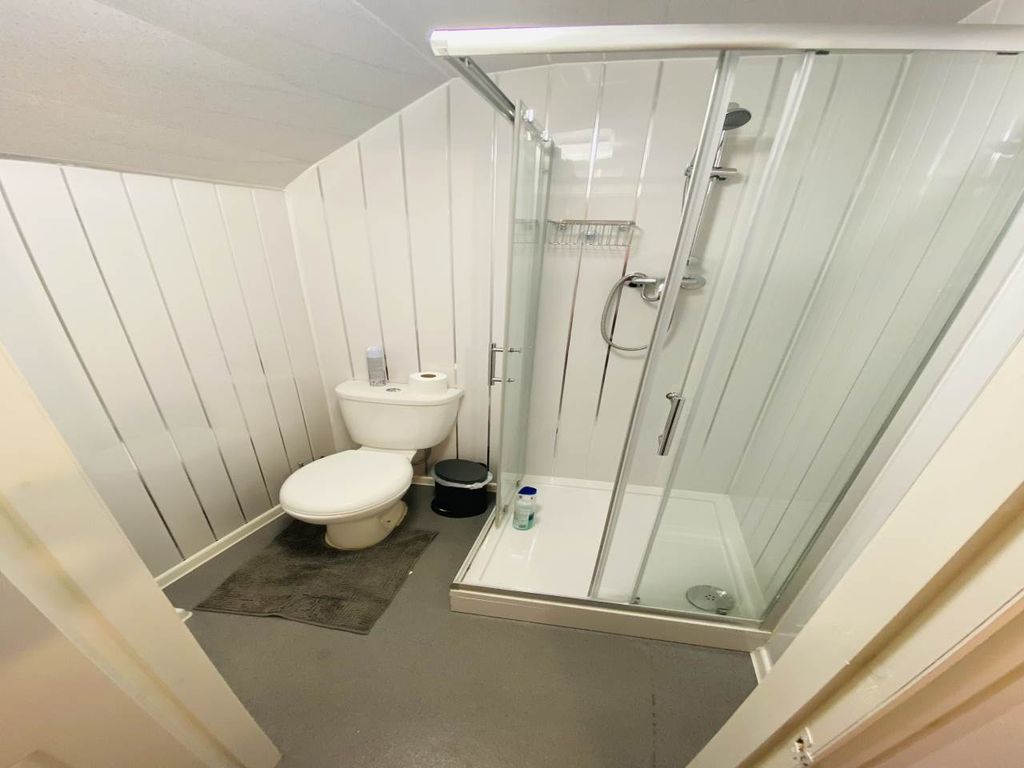 Property photo 3 of 4 Ensuite Of Studio