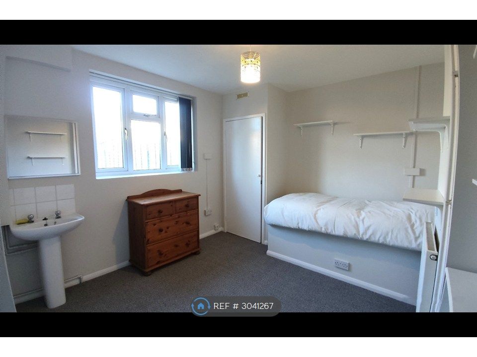 Property photo 3 of 6 Double Room To Rent In Merstham, Redhill