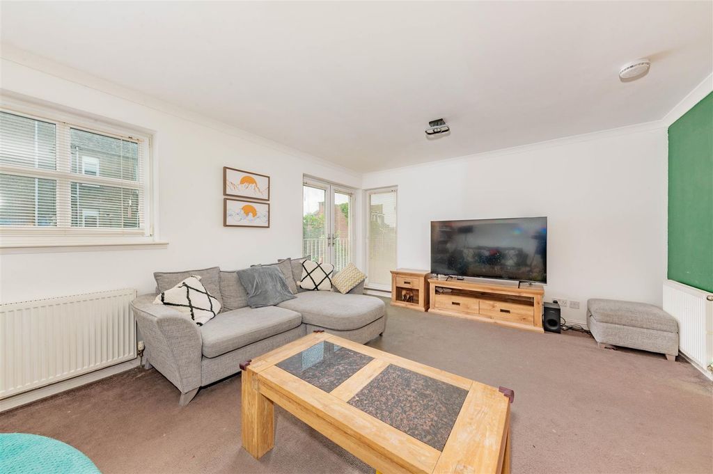 Property photo 2 of 18 21A Cleghorn Street Dundee-9.Jpg
