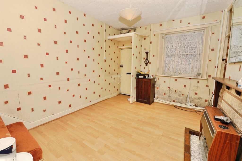 Property photo 2 of 15 Lounge