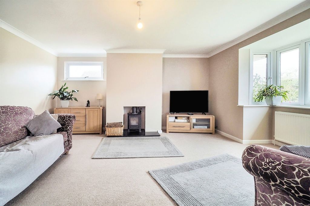 Property photo 2 of 13 Lounge