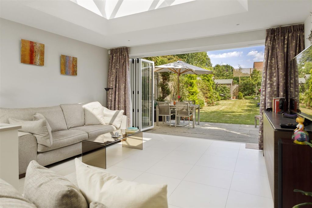 Property photo 3 of 24 6-Coplestone-Chase-Cranley-Road-Guildford-Gu1-2Jw-