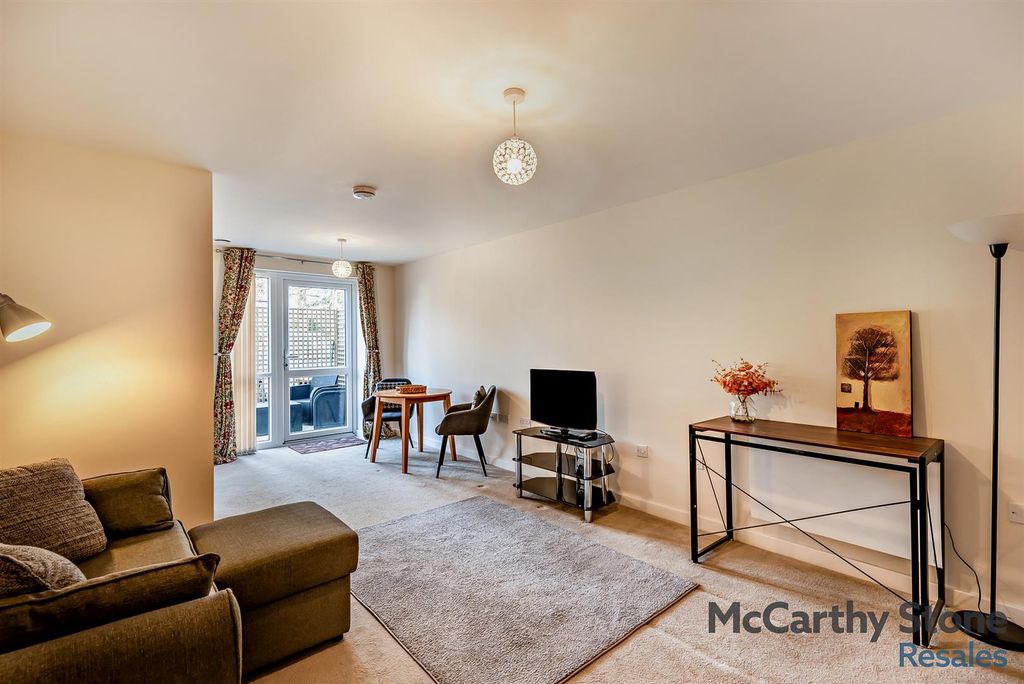 Property photo 3 of 22 8642560-Interior07-800.Jpg