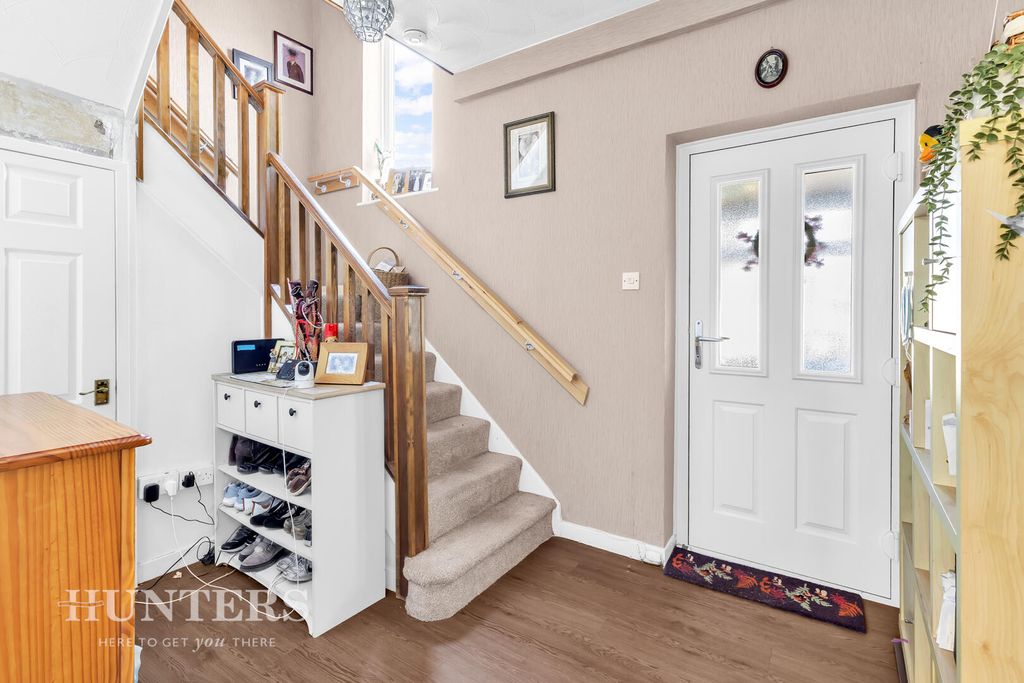 Property photo 3 of 18 Hallway