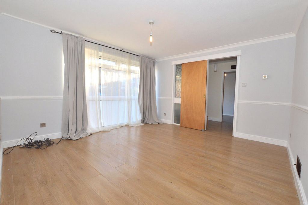 Property photo 2 of 11 Lounge