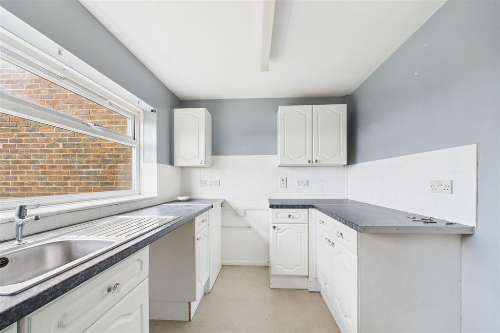 Property photo 3 of 10 Kitchen