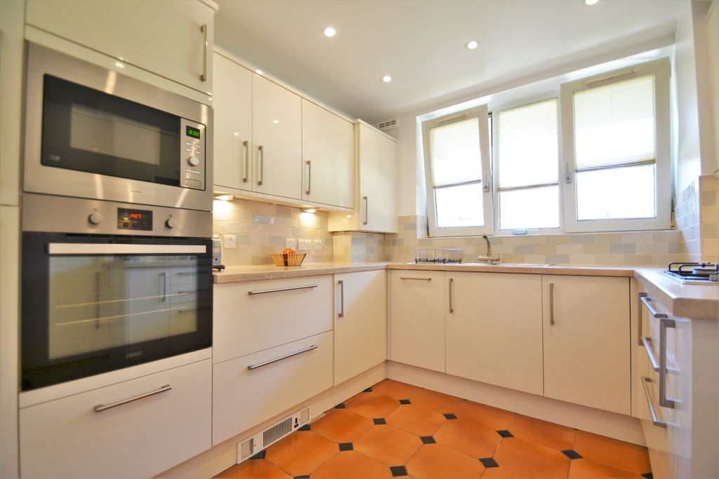 Property photo 2 of 8 Kitchen