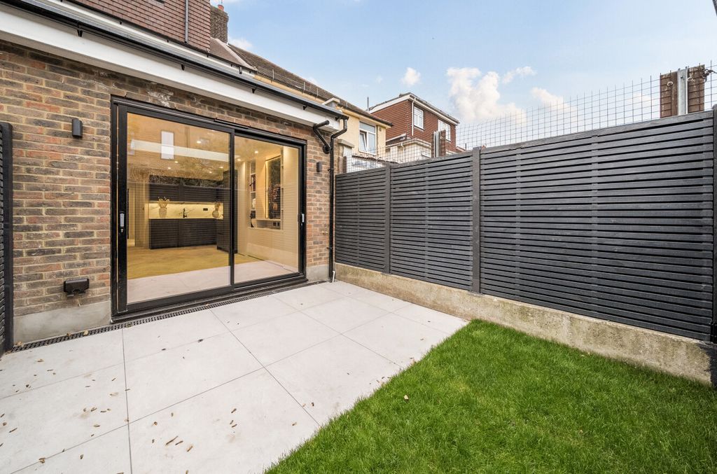 Property photo 3 of 13 1365588-13-68ee74...