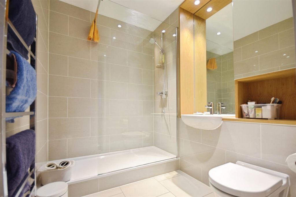 Additional image 11 of 3 bed flat for saleHalyard Court, Durham Wharf Drive, Brentford TW8