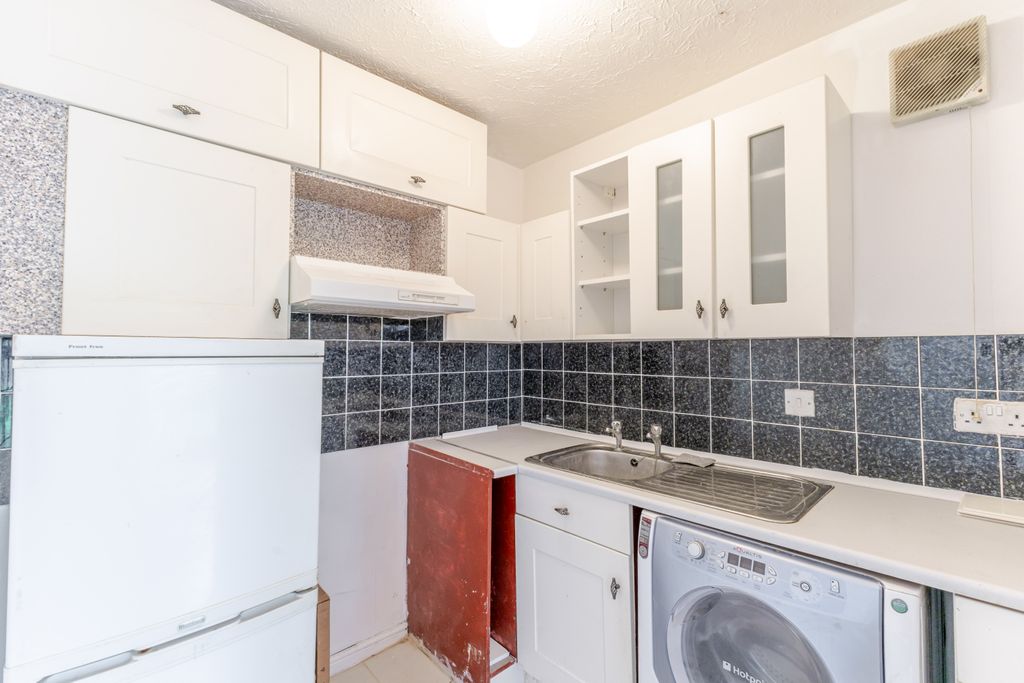 Property photo 2 of 18 Kitchen 2
