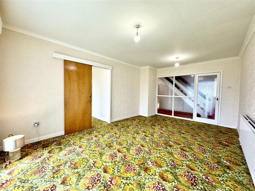 Property photo 3 of 24 Lounge