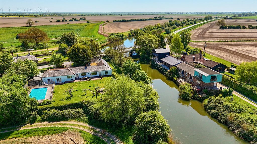Property photo 1 of 20 Mons Cottage Iden Lock Tn31 - Drone (8)