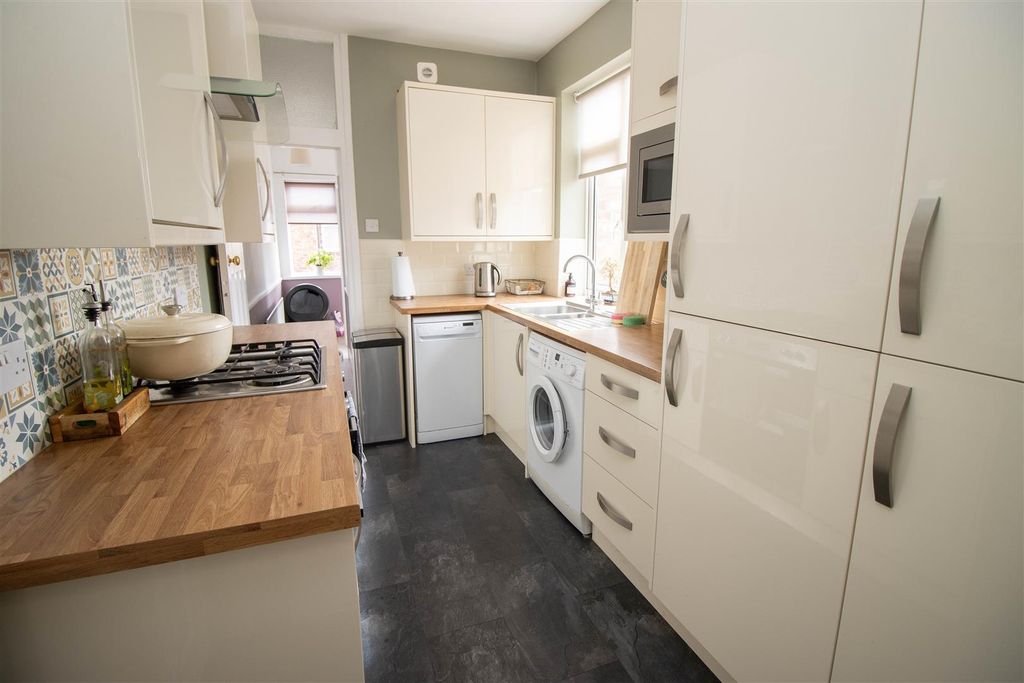 Property photo 3 of 10 Kitchen