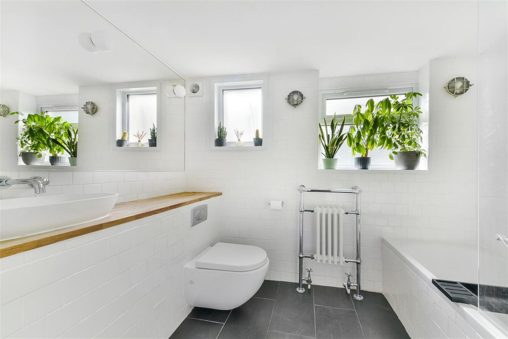 Property photo 2 of 18 Garratt Terrace, 21A-1.Jpg