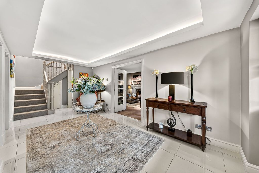 Property photo 2 of 51 Entrance Hall