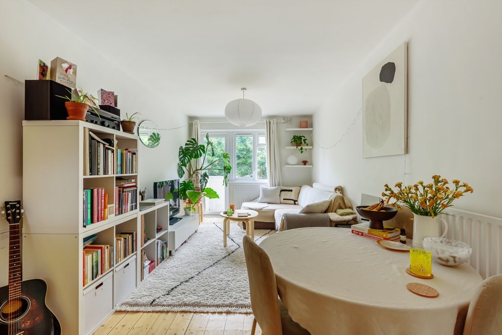 Property photo 3 of 8 879410 (2)