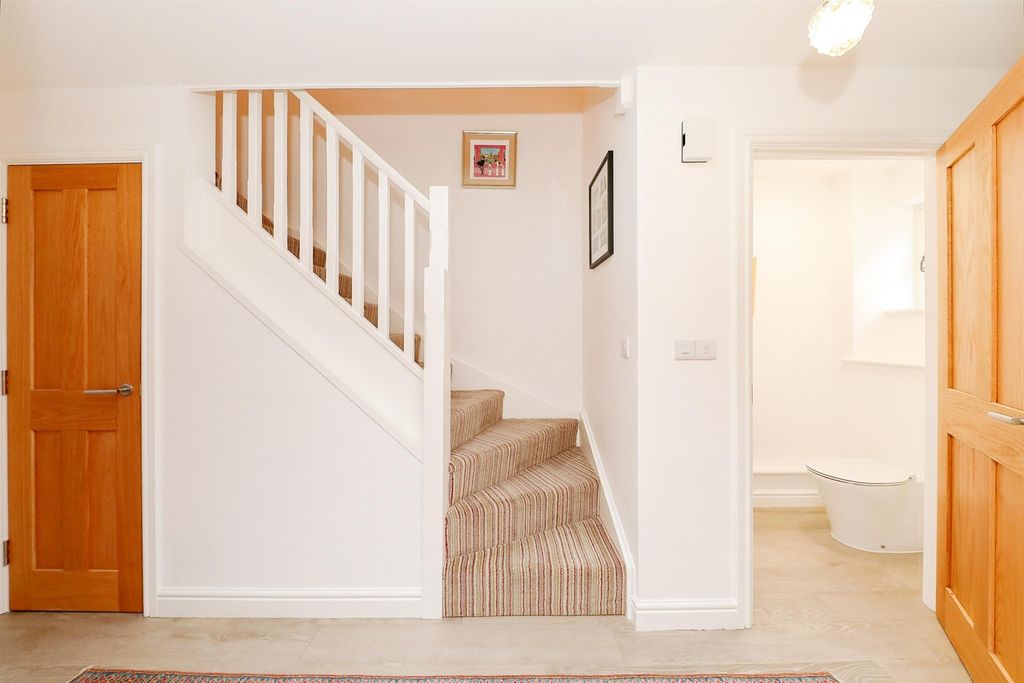 Property photo 3 of 14 Entrance Hall