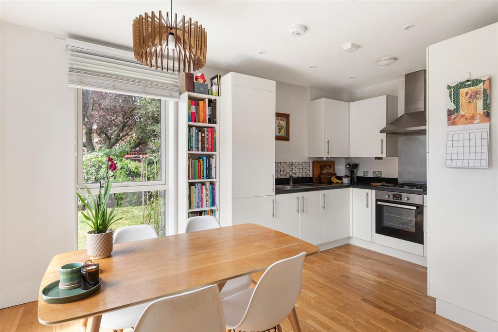 Property photo 2 of 21 Starley Close, E17
