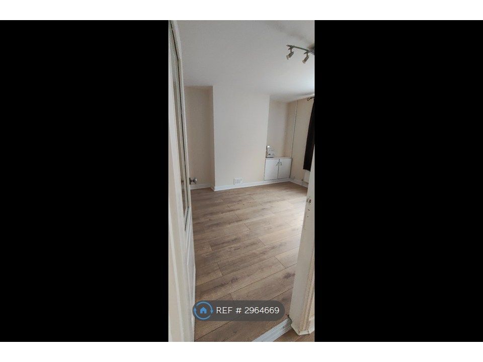 Property photo 3 of 21 Living Room
