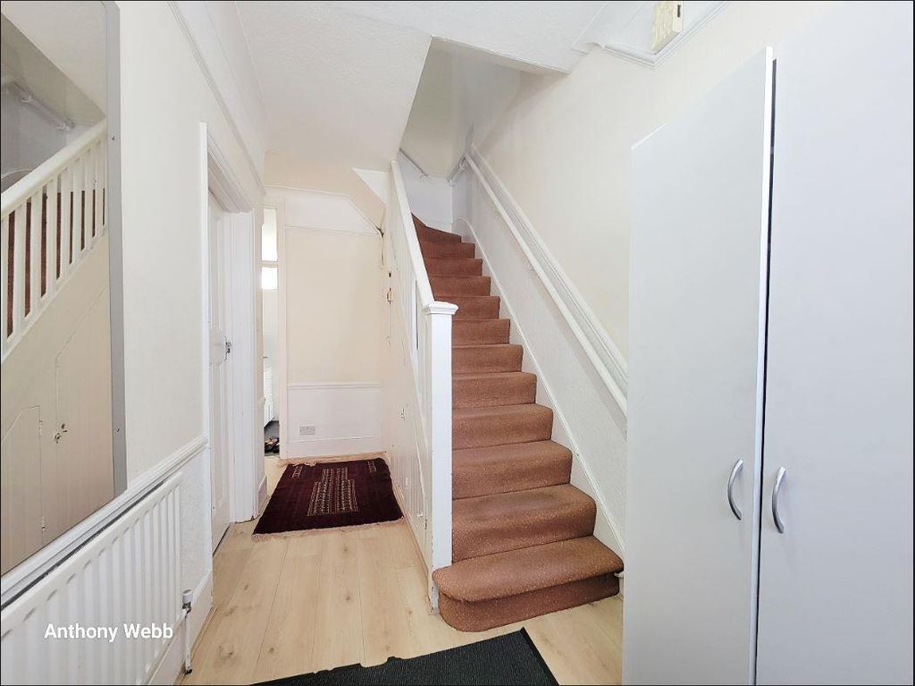 Property photo 3 of 14 Hallway